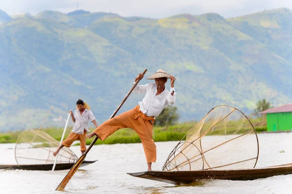 Inle Lake, Myanmar - 30 Ağustos 2016: Özel el yapımı ağı olan bir teknede tanımlanamayan Birmanyalı yerel balıkçı. Bu Myanmar balıkçılık geleneksel yoludur