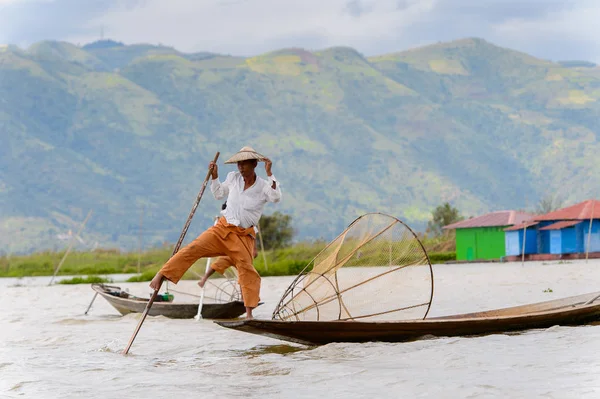 Inle Lake, Myanmar - 30 Ağustos 2016: Özel el yapımı ağı olan bir teknede tanımlanamayan Birmanyalı yerel balıkçı. Bu Myanmar balıkçılık geleneksel yoludur