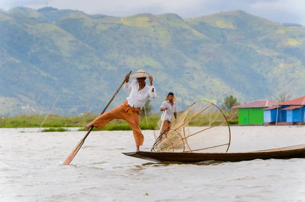 Inle Lake, Myanmar - 30 Ağustos 2016: Özel el yapımı ağı olan bir teknede tanımlanamayan Birmanyalı yerel balıkçı. Bu Myanmar balıkçılık geleneksel yoludur
