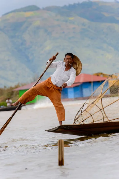 Inle Lake, Myanmar - 30 Ağustos 2016: Özel el yapımı ağı olan bir teknede tanımlanamayan Birmanyalı balıkçı. Bu Myanmar balıkçılık geleneksel yoludur