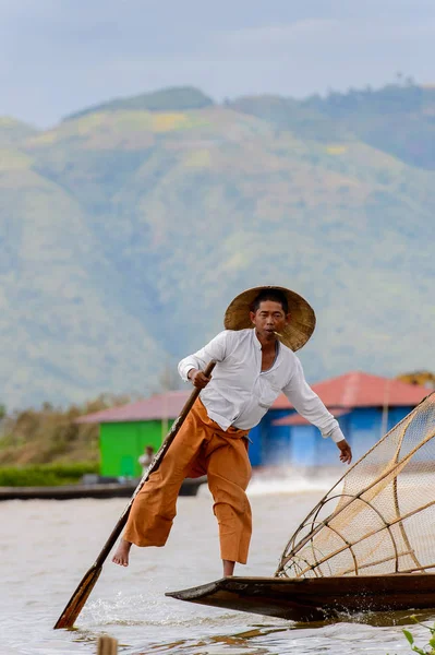 Inle Lake, Myanmar - 30 Ağustos 2016: Özel el yapımı ağı olan bir teknede tanımlanamayan Birmanyalı balıkçı. Bu Myanmar balıkçılık geleneksel yoludur