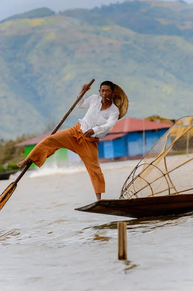 Inle Lake, Myanmar - 30 Ağustos 2016: Özel el yapımı ağı olan bir teknede tanımlanamayan Birmanyalı balıkçı. Bu Myanmar balıkçılık geleneksel yoludur