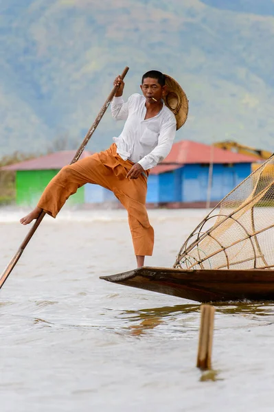 Inle Lake, Myanmar - 30 Ağustos 2016: Özel el yapımı ağı olan bir teknede tanımlanamayan Birmanyalı balıkçı. Bu Myanmar balıkçılık geleneksel yoludur