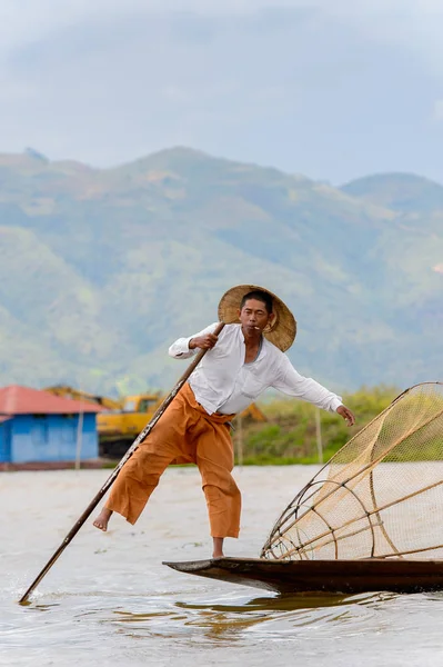 Inle Lake, Myanmar - 30 Ağustos 2016: Özel el yapımı ağı olan bir teknede tanımlanamayan Birmanyalı balıkçı. Bu Myanmar balıkçılık geleneksel yoludur