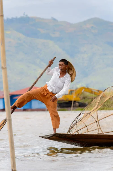 Inle Lake, Myanmar - 30 Ağustos 2016: Özel el yapımı ağı olan bir teknede tanımlanamayan Birmanyalı balıkçı. Bu Myanmar balıkçılık geleneksel yoludur
