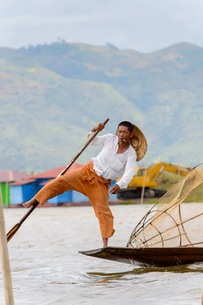 Inle Lake, Myanmar - 30 Ağustos 2016: Özel el yapımı ağı olan bir teknede tanımlanamayan Birmanyalı balıkçı. Bu Myanmar balıkçılık geleneksel yoludur