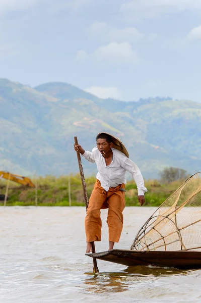 Inle Lake, Myanmar - 30 Ağustos 2016: Özel el yapımı ağı olan bir teknede tanımlanamayan Birmanyalı balıkçı. Bu Myanmar balıkçılık geleneksel yoludur