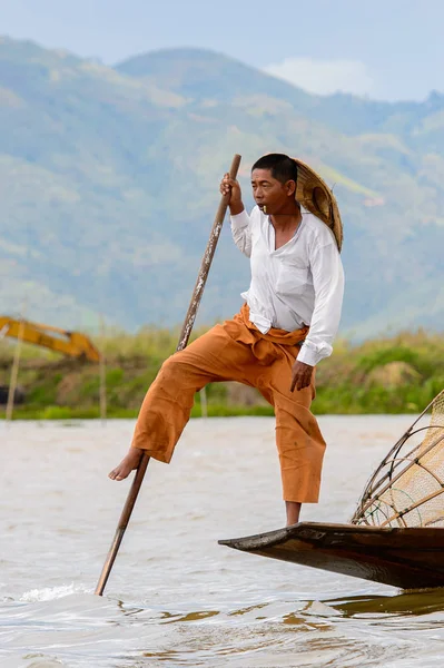 Inle Lake, Myanmar - 30 Ağustos 2016: Özel el yapımı ağı olan bir teknede tanımlanamayan Birmanyalı balıkçı. Bu Myanmar balıkçılık geleneksel yoludur