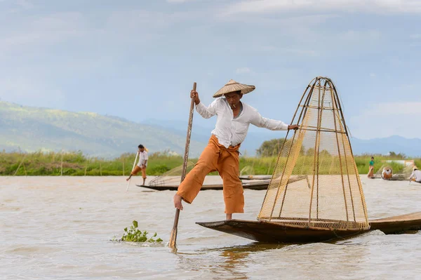 Inle Lake, Myanmar - 30 Ağustos 2016: Özel el yapımı ağı olan bir teknede tanımlanamayan Birmanyalı balıkçı. Bu Myanmar balıkçılık geleneksel yoludur