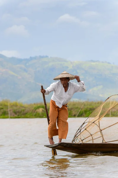 Inle Lake, Myanmar - 30 Ağustos 2016: Özel el yapımı ağı olan bir teknede tanımlanamayan Birmanyalı balıkçı. Bu Myanmar balıkçılık geleneksel yoludur