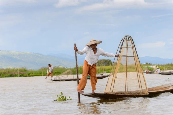 Inle Lake, Myanmar - 30 Ağustos 2016: Özel el yapımı ağı olan bir teknede tanımlanamayan Birmanyalı balıkçı. Bu Myanmar balıkçılık geleneksel yoludur
