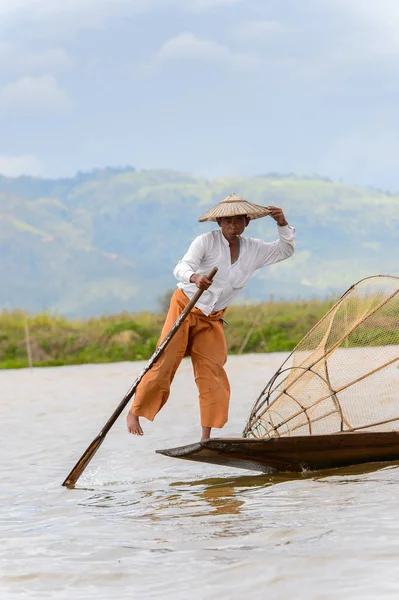 Inle Lake, Myanmar - 30 Ağustos 2016: Özel el yapımı ağı olan bir teknede tanımlanamayan Birmanyalı balıkçı. Bu Myanmar balıkçılık geleneksel yoludur