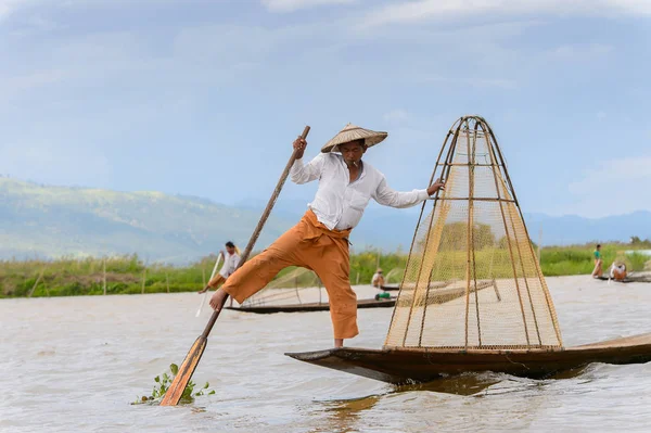 Inle Lake, Myanmar - 30 Ağustos 2016: Özel el yapımı ağı olan bir teknede tanımlanamayan Birmanyalı balıkçı. Bu Myanmar balıkçılık geleneksel yoludur