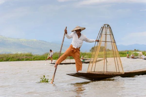 Inle Lake, Myanmar - 30 Ağustos 2016: Özel el yapımı ağı olan bir teknede tanımlanamayan Birmanyalı balıkçı. Bu Myanmar balıkçılık geleneksel yoludur