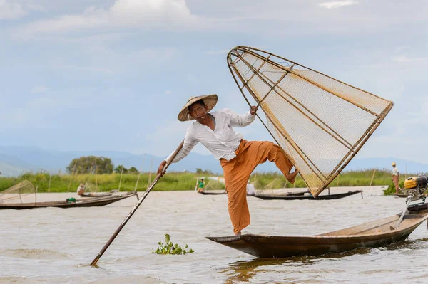 Inle Lake, Myanmar - 30 Ağustos 2016: Özel el yapımı ağı olan bir teknede tanımlanamayan Birmanyalı balıkçı. Bu Myanmar balıkçılık geleneksel yoludur
