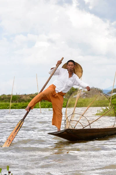 Inle Lake, Myanmar - 30 Ağustos 2016: Özel el yapımı ağı olan bir teknede tanımlanamayan Birmanyalı balıkçı. Bu Myanmar balıkçılık geleneksel yoludur