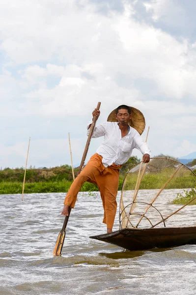 Inle Lake, Myanmar - 30 Ağustos 2016: Özel el yapımı ağı olan bir teknede tanımlanamayan Birmanyalı balıkçı. Bu Myanmar balıkçılık geleneksel yoludur