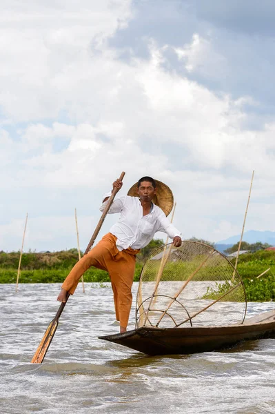 Inle Lake, Myanmar - 30 Ağustos 2016: Özel el yapımı ağı olan bir teknede tanımlanamayan Birmanyalı balıkçı. Bu Myanmar balıkçılık geleneksel yoludur