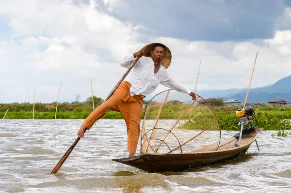 Inle Lake, Myanmar - 30 Ağustos 2016: Özel el yapımı ağı olan bir teknede tanımlanamayan Birmanyalı balıkçı. Bu Myanmar balıkçılık geleneksel yoludur