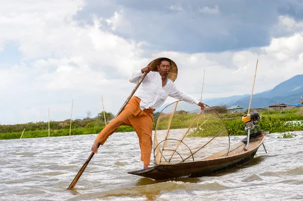Inle Lake, Myanmar - 30 Ağustos 2016: Özel el yapımı ağı olan bir teknede tanımlanamayan Birmanyalı balıkçı. Bu Myanmar balıkçılık geleneksel yoludur