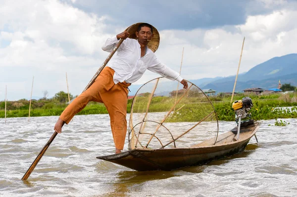 Inle Lake, Myanmar - 30 Ağustos 2016: Özel el yapımı ağı olan bir teknede tanımlanamayan Birmanyalı balıkçı. Bu Myanmar balıkçılık geleneksel yoludur