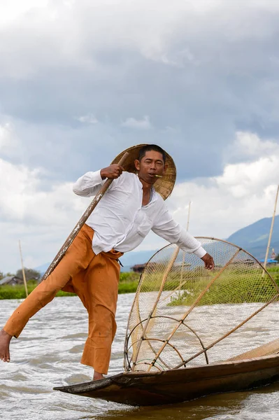 Inle Lake, Myanmar - 30 Ağustos 2016: Özel el yapımı ağı olan bir teknede tanımlanamayan Birmanyalı balıkçı. Bu Myanmar balıkçılık geleneksel yoludur