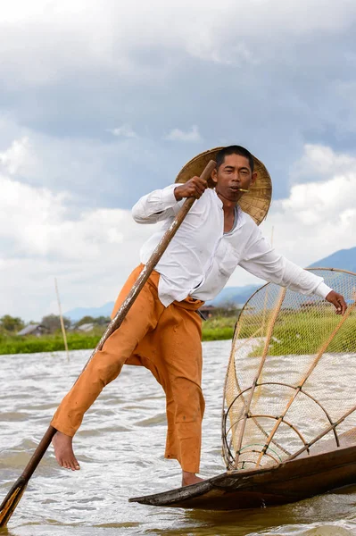 Инле Оке Мьянма Августа 2016 Года Неопознанный Бирманский Рыбак Лодке — стоковое фото