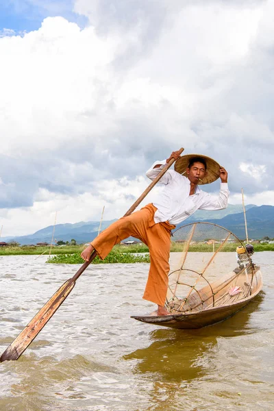 Inle Lake, Myanmar - 30 Ağustos 2016: Özel el yapımı ağı olan bir teknede tanımlanamayan Birmanyalı balıkçı. Bu Myanmar balıkçılık geleneksel yoludur