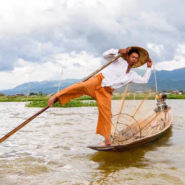 Inle Lake, Myanmar - 30 Ağustos 2016: Özel el yapımı ağı olan bir teknede tanımlanamayan Birmanyalı balıkçı. Bu Myanmar balıkçılık geleneksel yoludur