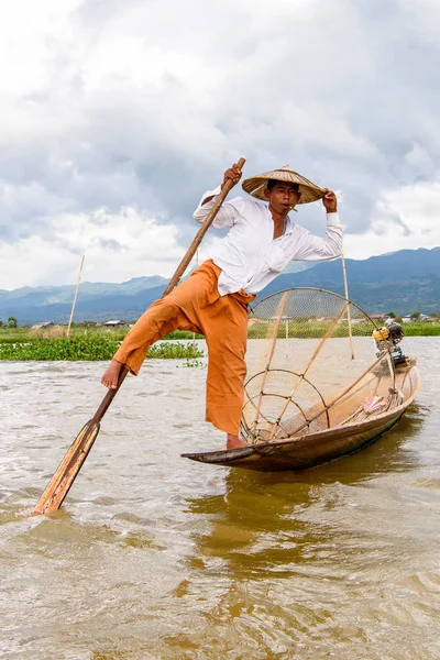 Inle Lake, Myanmar - 30 Ağustos 2016: Özel el yapımı ağı olan bir teknede tanımlanamayan Birmanyalı balıkçı. Bu Myanmar balıkçılık geleneksel yoludur