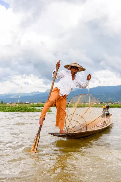 Inle Lake, Myanmar - 30 Ağustos 2016: Özel el yapımı ağı olan bir teknede tanımlanamayan Birmanyalı balıkçı. Bu Myanmar balıkçılık geleneksel yoludur