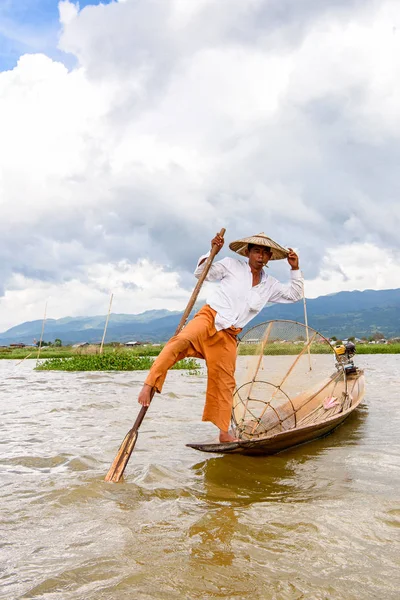 Inle Lake, Myanmar - 30 Ağustos 2016: Özel el yapımı ağı olan bir teknede tanımlanamayan Birmanyalı balıkçı. Bu Myanmar balıkçılık geleneksel yoludur