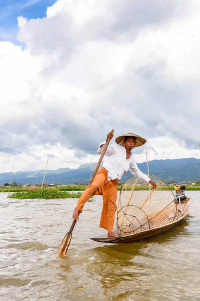 Inle Lake, Myanmar - 30 Ağustos 2016: Özel el yapımı ağı olan bir teknede tanımlanamayan Birmanyalı balıkçı. Bu Myanmar balıkçılık geleneksel yoludur