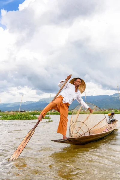 Inle Lake, Myanmar - 30 Ağustos 2016: Özel el yapımı ağı olan bir teknede tanımlanamayan Birmanyalı balıkçı. Bu Myanmar balıkçılık geleneksel yoludur