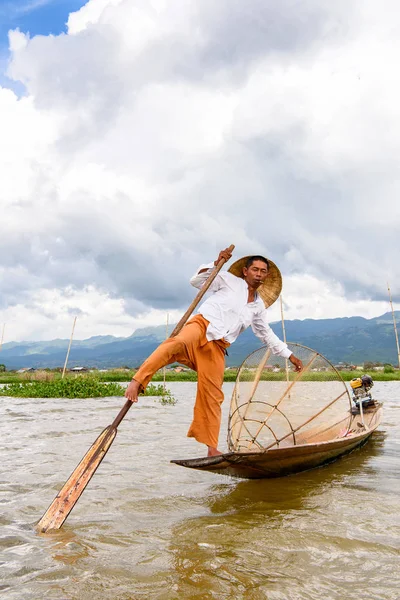 Inle Lake, Myanmar - 30 Ağustos 2016: Özel el yapımı ağı olan bir teknede tanımlanamayan Birmanyalı balıkçı. Bu Myanmar balıkçılık geleneksel yoludur