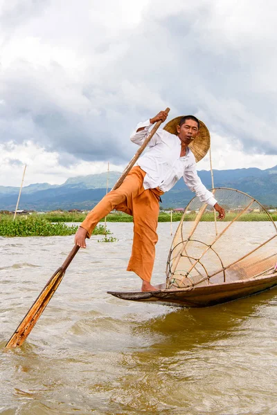 Inle Lake, Myanmar - 30 Ağustos 2016: Özel el yapımı ağı olan bir teknede tanımlanamayan Birmanyalı balıkçı. Bu Myanmar balıkçılık geleneksel yoludur