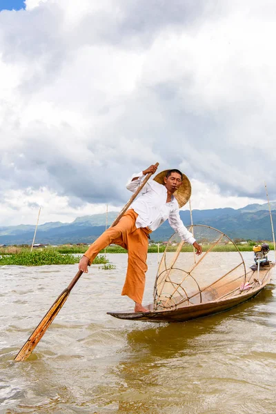 Inle Lake, Myanmar - 30 Ağustos 2016: Özel el yapımı ağı olan bir teknede tanımlanamayan Birmanyalı balıkçı. Bu Myanmar balıkçılık geleneksel yoludur