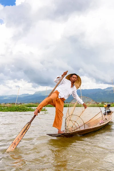 Inle Lake, Myanmar - 30 Ağustos 2016: Özel el yapımı ağı olan bir teknede tanımlanamayan Birmanyalı balıkçı. Bu Myanmar balıkçılık geleneksel yoludur