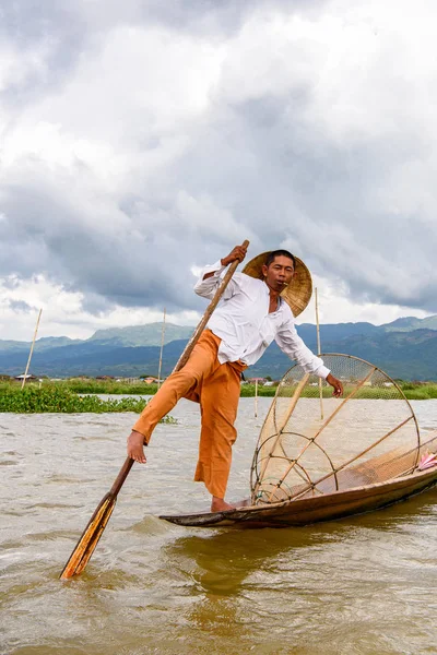 Инле Оке Мьянма Августа 2016 Года Неопознанный Бирманский Рыбак Лодке — стоковое фото