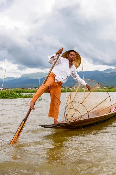 Inle Lake, Myanmar - 30 Ağustos 2016: Özel el yapımı ağı olan bir teknede tanımlanamayan Birmanyalı balıkçı. Bu Myanmar balıkçılık geleneksel yoludur