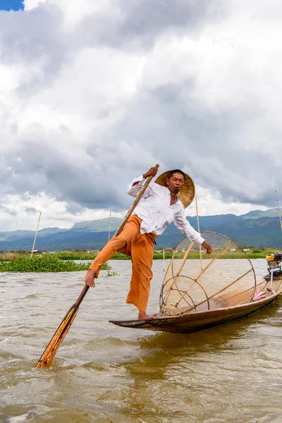 Inle Lake, Myanmar - 30 Ağustos 2016: Özel el yapımı ağı olan bir teknede tanımlanamayan Birmanyalı balıkçı. Bu Myanmar balıkçılık geleneksel yoludur