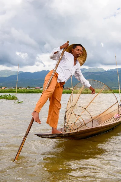 Inle Lake, Myanmar - 30 Ağustos 2016: Özel el yapımı ağı olan bir teknede tanımlanamayan Birmanyalı balıkçı. Bu Myanmar balıkçılık geleneksel yoludur