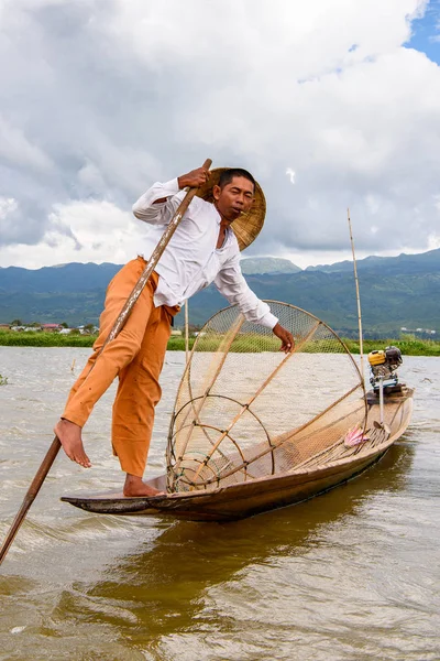 Inle Lake, Myanmar - 30 Ağustos 2016: Özel el yapımı ağı olan bir teknede tanımlanamayan Birmanyalı balıkçı. Bu Myanmar balıkçılık geleneksel yoludur