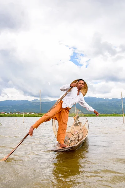 Inle Lake, Myanmar - 30 Ağustos 2016: Özel el yapımı ağı olan bir teknede tanımlanamayan Birmanyalı balıkçı. Bu Myanmar balıkçılık geleneksel yoludur