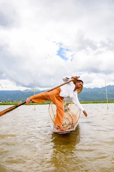 Inle Lake, Myanmar - 30 Ağustos 2016: Özel el yapımı ağı olan bir teknede tanımlanamayan Birmanyalı balıkçı. Bu Myanmar balıkçılık geleneksel yoludur