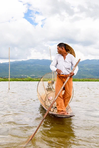 Inle Lake, Myanmar - 30 Ağustos 2016: Özel el yapımı ağı olan bir teknede tanımlanamayan Birmanyalı balıkçı. Bu Myanmar balıkçılık geleneksel yoludur