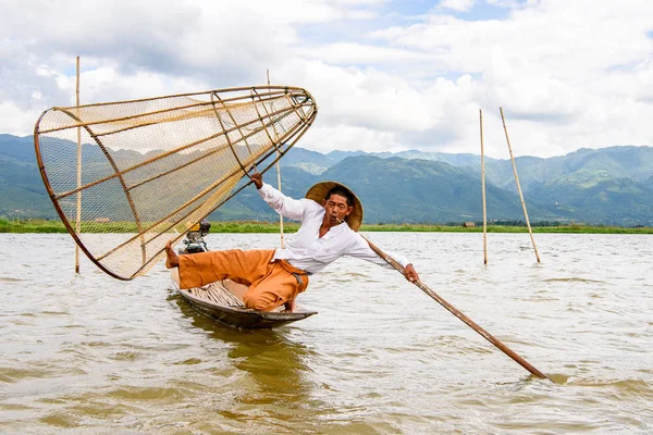Inle Lake, Myanmar - 30 Ağustos 2016: Özel el yapımı ağı olan bir teknede tanımlanamayan Birmanyalı balıkçı. Bu Myanmar balıkçılık geleneksel yoludur
