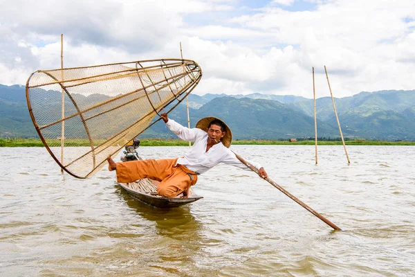 Inle Lake, Myanmar - 30 Ağustos 2016: Özel el yapımı ağı olan bir teknede tanımlanamayan Birmanyalı balıkçı. Bu Myanmar balıkçılık geleneksel yoludur