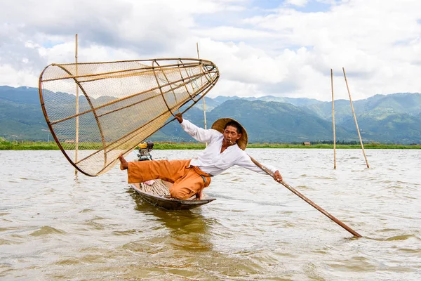 Inle Lake, Myanmar - 30 Ağustos 2016: Özel el yapımı ağı olan bir teknede tanımlanamayan Birmanyalı balıkçı. Bu Myanmar balıkçılık geleneksel yoludur