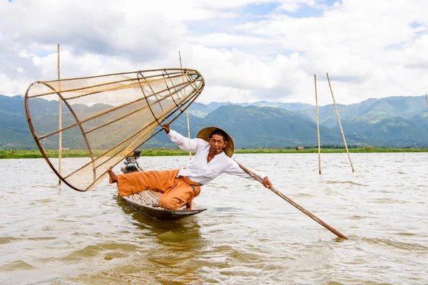 Inle Lake, Myanmar - 30 Ağustos 2016: Özel el yapımı ağı olan bir teknede tanımlanamayan Birmanyalı balıkçı. Bu Myanmar balıkçılık geleneksel yoludur